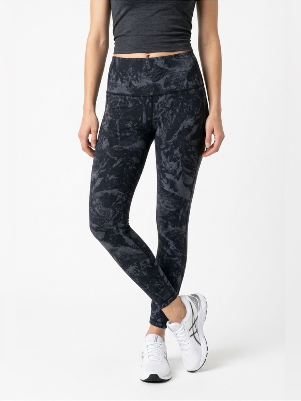 Lolë Women’s Active Leggings Black Camo print Size XS - like new!